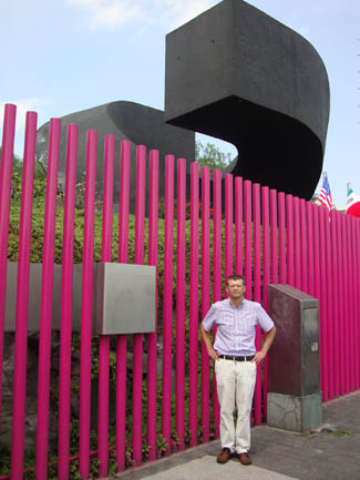 Clement Meadmore is one of Australia’s most famous expatriate artists and his sculptures are on public display worldwide. Not so his sculpture ‘Janus’ in Mexico City, which has been appropriated by a private school and is no longer accessible to the public.