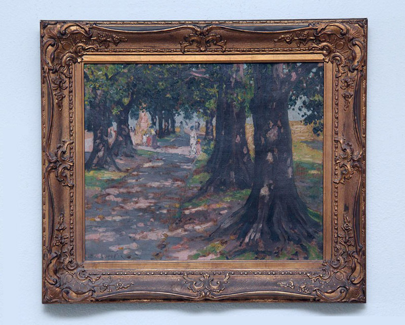 The hunt for fine examples of works by Emmanuel Phillips Fox has intensified with a chase as vigorous as those which used to accompany a bloody fox hunt when they were legal years ago. At a house sale held by E J Ainger last Sunday, 'The Avenue', a late work by the artist, sold for $130,000 hammer compared with an estimate of only $30,000 to $40,000. The work was the most desirable offering in the dispersal of the estate of the late Marion Orme McPherson of South Yarra and the Riverina.